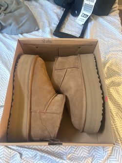 Brand new uggs never worn size 9