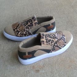 JOLIMALL ANIMAL 🦒 PRINT SLIP-ON CANVAS SIZE 9.