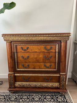 Ornate 4-Drawer Wood Dresser / Chest of Drawers