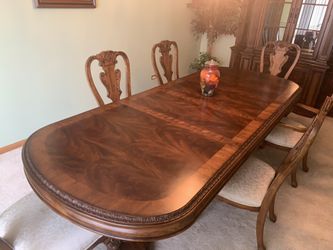Elegant dining room table and 6 chairs (excellent condition )