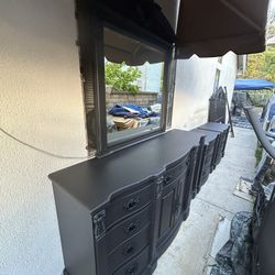 LIKE NEW QUALITY 6 PC  QUEEN BROYHILL  ELEGANT BEDROOM SET CAN DELIVER LOCAL IF NEEDED