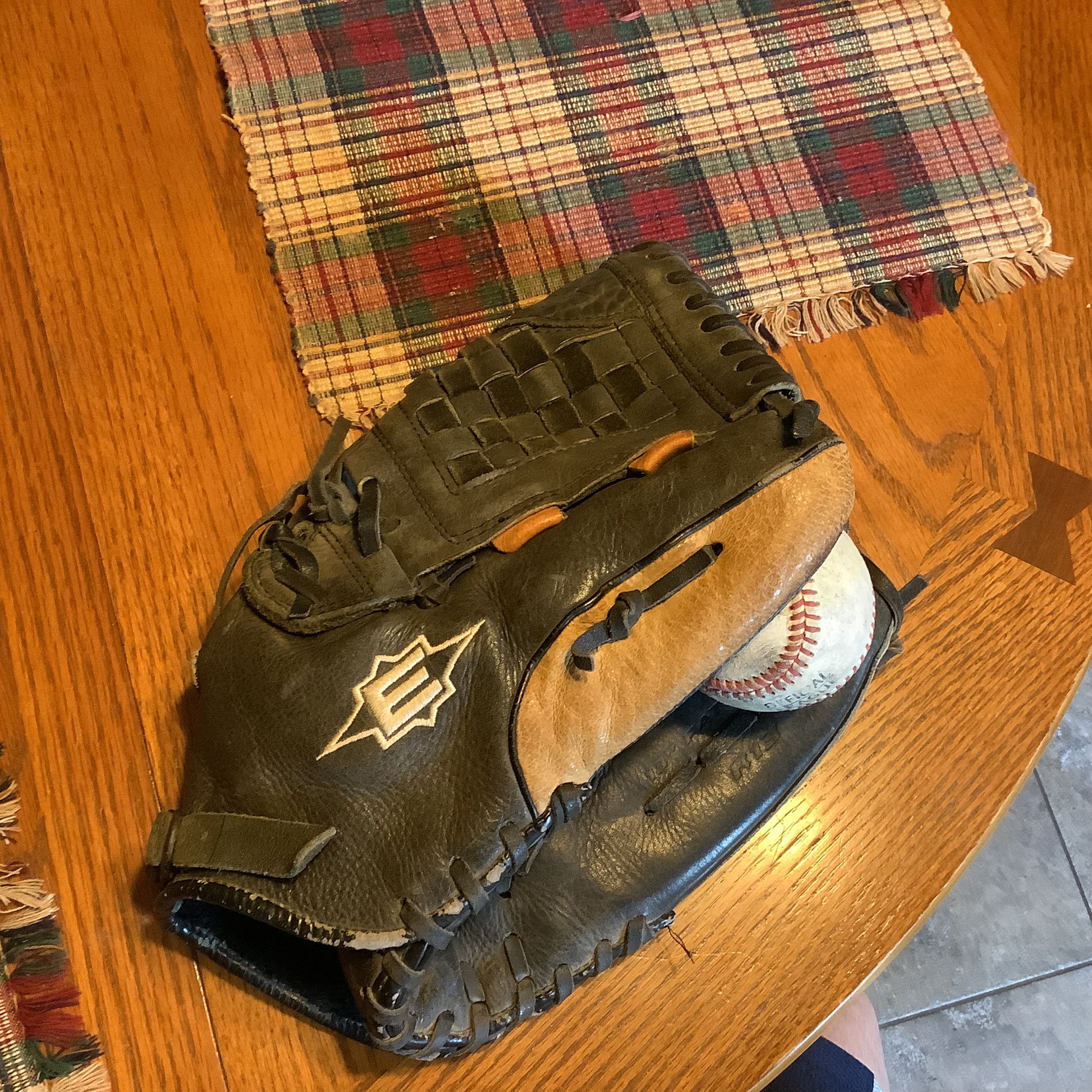 Easton Redline Baseball Glove R13 13” Black Professional Grade RHT and 2 baseballs or softballs