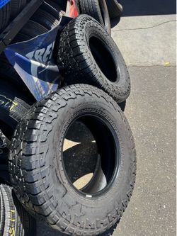 LT 285/70/17 used pair ( Falken )