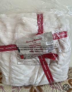 This is an oversized luxury faux fur throw produced by the Tommy Bahama Home brand. • Brand: Tommy Bahama Home. • Material: Made of 100% polyester fau