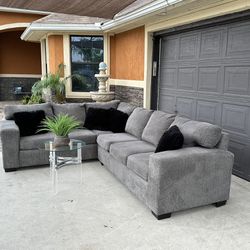 Beautiful grey sectional in great condition very comfortable no rips  no stains asking 700