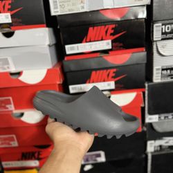 Adidas Yeezy Slate Grey Slide size 5 VNDS