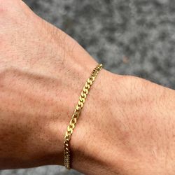 18k solid curb style 7.75” bracelet 5.2grams width 3mm