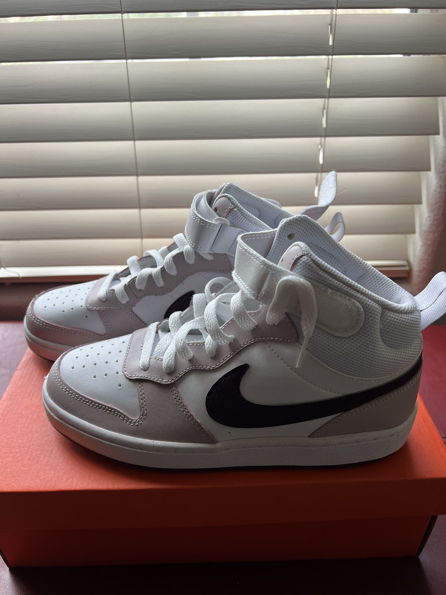 Nike Woman Shoes Size 6 Y