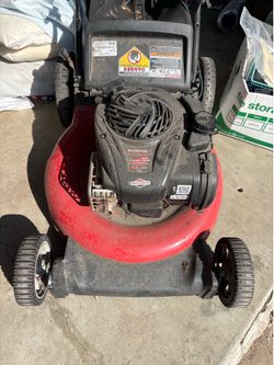 Move out sale - Yard Machines 21-inch push lawn mower equipped with a Briggs & Stratton 140cc engine