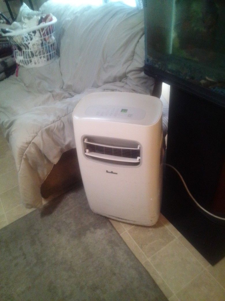 PORTABLE AIR CONDITIONER COOLS BUT NEEDS TO BE RECHARGED WITH FREON for Sale in Bakersfield, CA