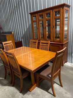 Nice Dining set with China Cabinet