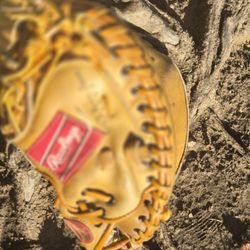 Rawlings "MIKE PIAZZA CATCHERS GLOVE ( SEE PICS) LOCATED IN GLENDORA.  SEE MY PAGE FOR OTHER BASEBALL EQUIPMENT FOR SALE "CHEAP "