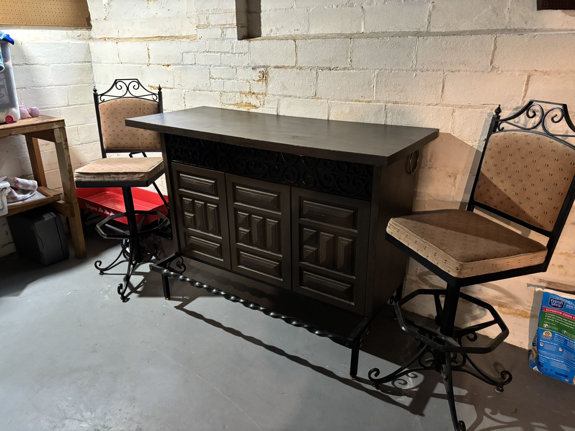 Bar With 2 Stools