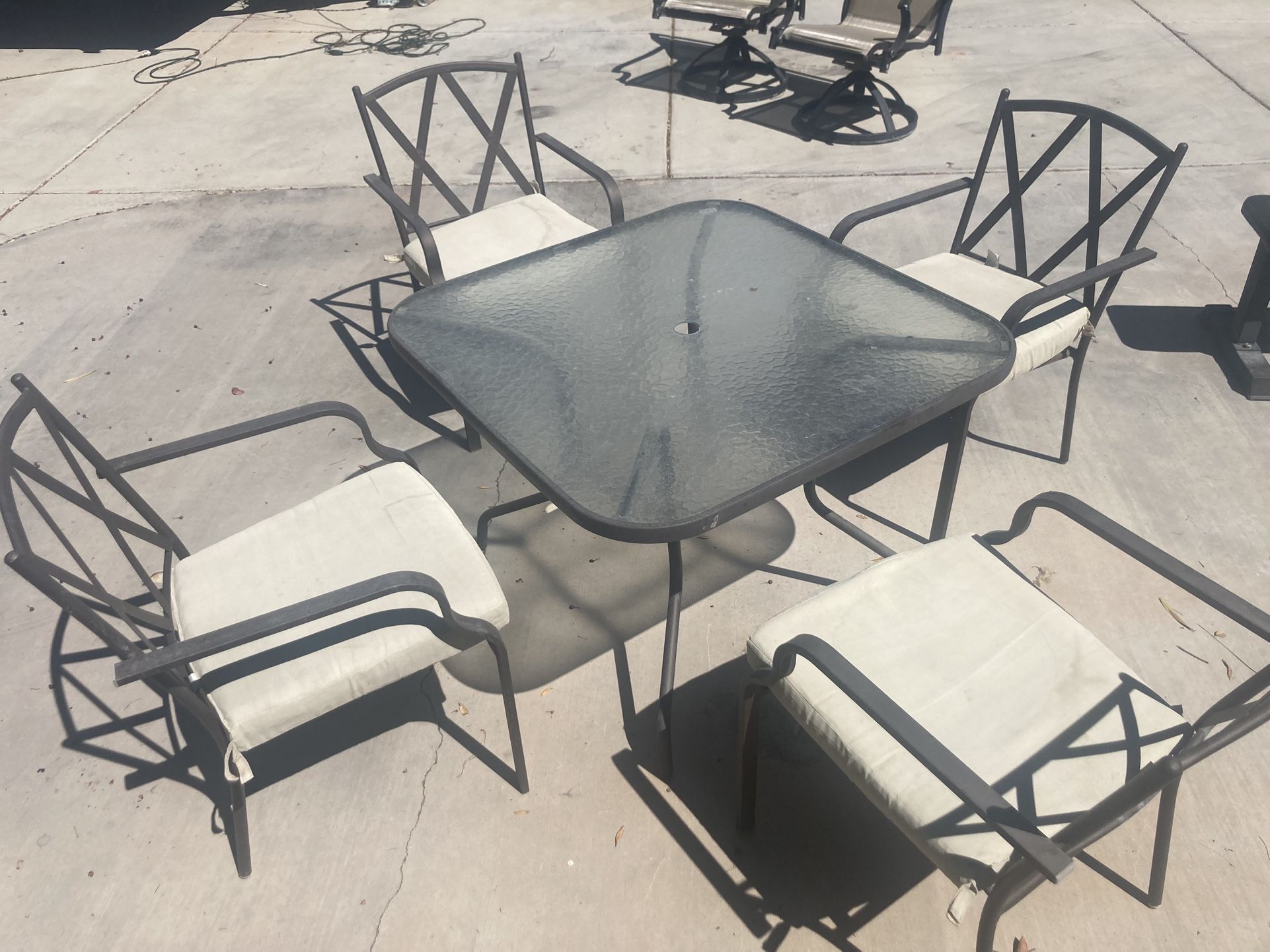 Patio Furniture: Table, 4 Chairs