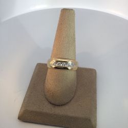 14Karat Yellow Gold Men’s Diamond Wedding Band Size 9 With 0.25Tw Round Diamonds