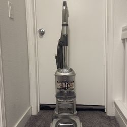 Shark Navigator Lift-Away Deluxe  Vacuum Cleaner Silver - UV440