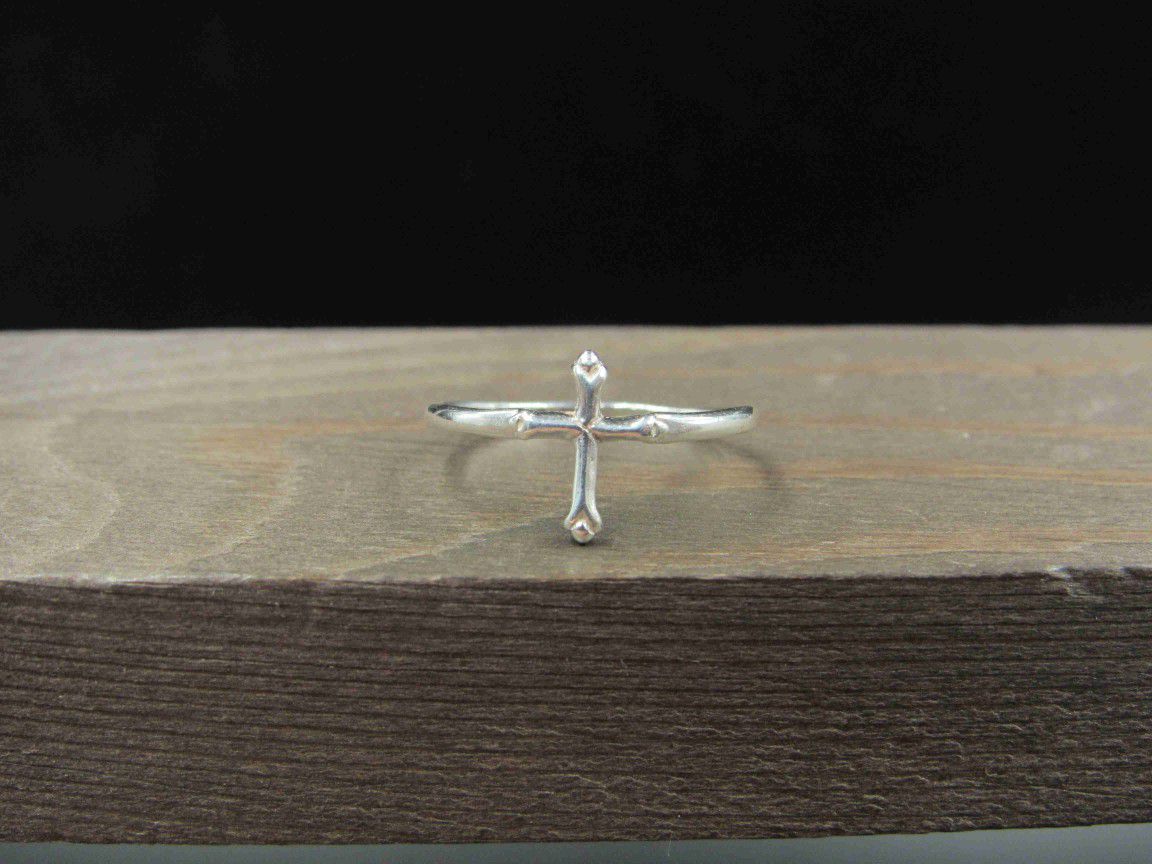 Size 8 Sterling Silver Small Simple Cross Band Ring Vintage