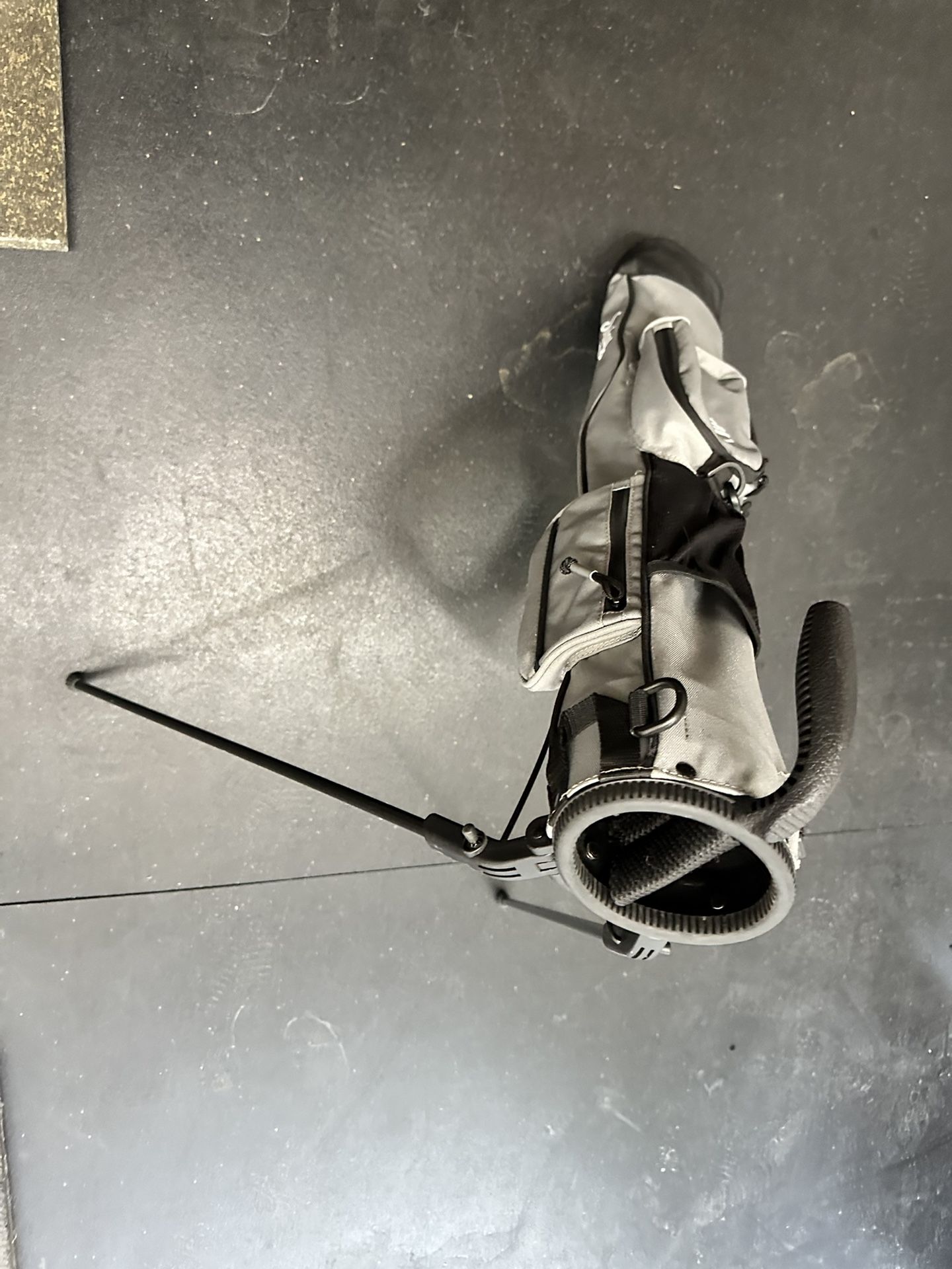 New Without Tags Sunday Golf Bag With Kickstand 