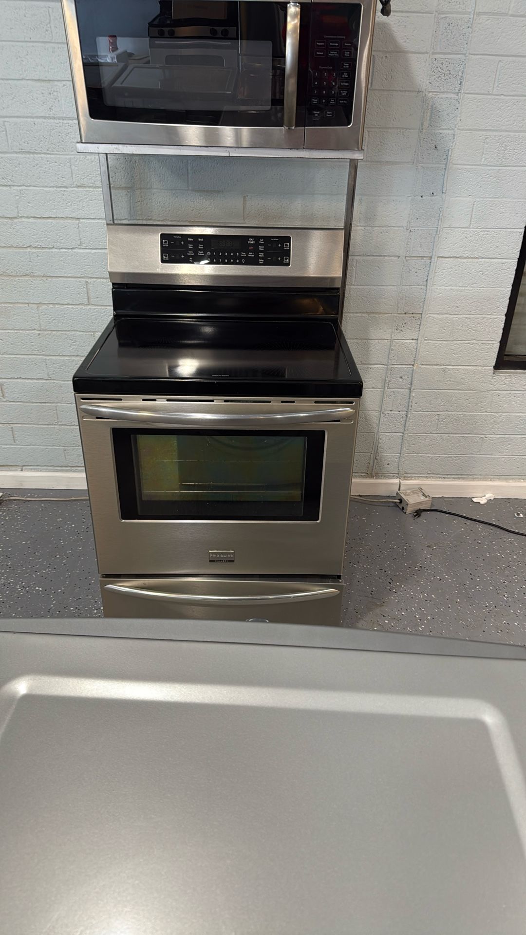 Induction Stove Like New Frigidaire 30” Width All In Good Condition