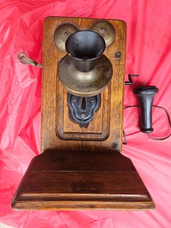 Antique telephone decor hand crank