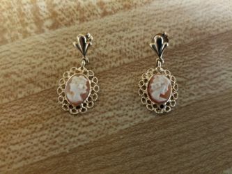 Vintage Cameo Post Earrings 80's Victorian Style