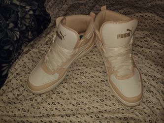 Women's Cream Pumas Shoes