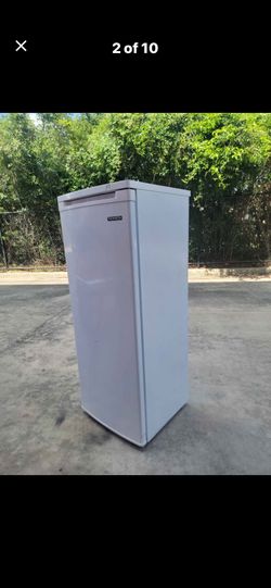 THOMSON UPRIGHT FREEZER 6cu