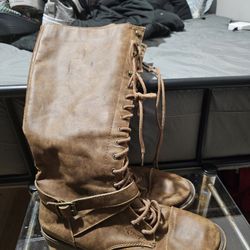 Womans 9.5 Brown Lace Up Boots. 