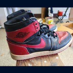 1985 NIKE AIR JORDAN 1 BANNED