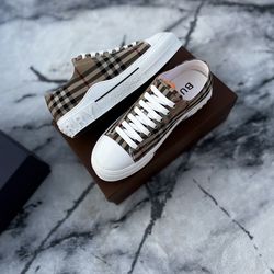 Burberry shoes (8.5,9M)