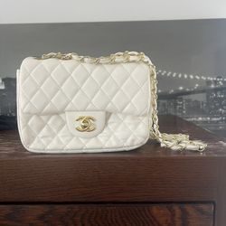 Chanel White Quilted Gold Chain Flap Bag – Elegant Luxury Style