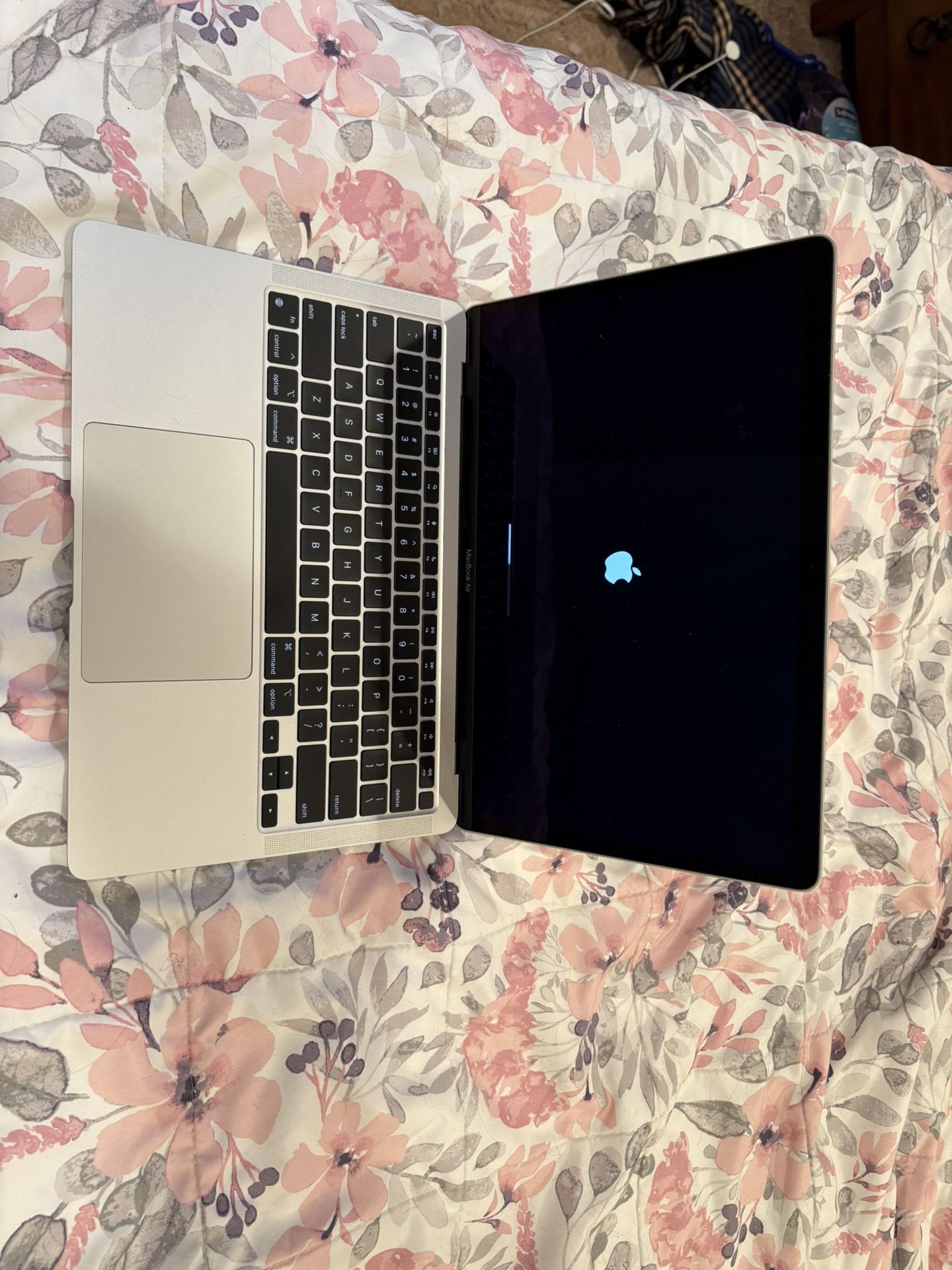 apple macbook air LIKE NEW m1 8gb Ram 256gb Ssd With Box And Charger