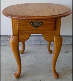 Broyhill Oak Queen Anne Side Table — Solid Wood, Excellent Condition