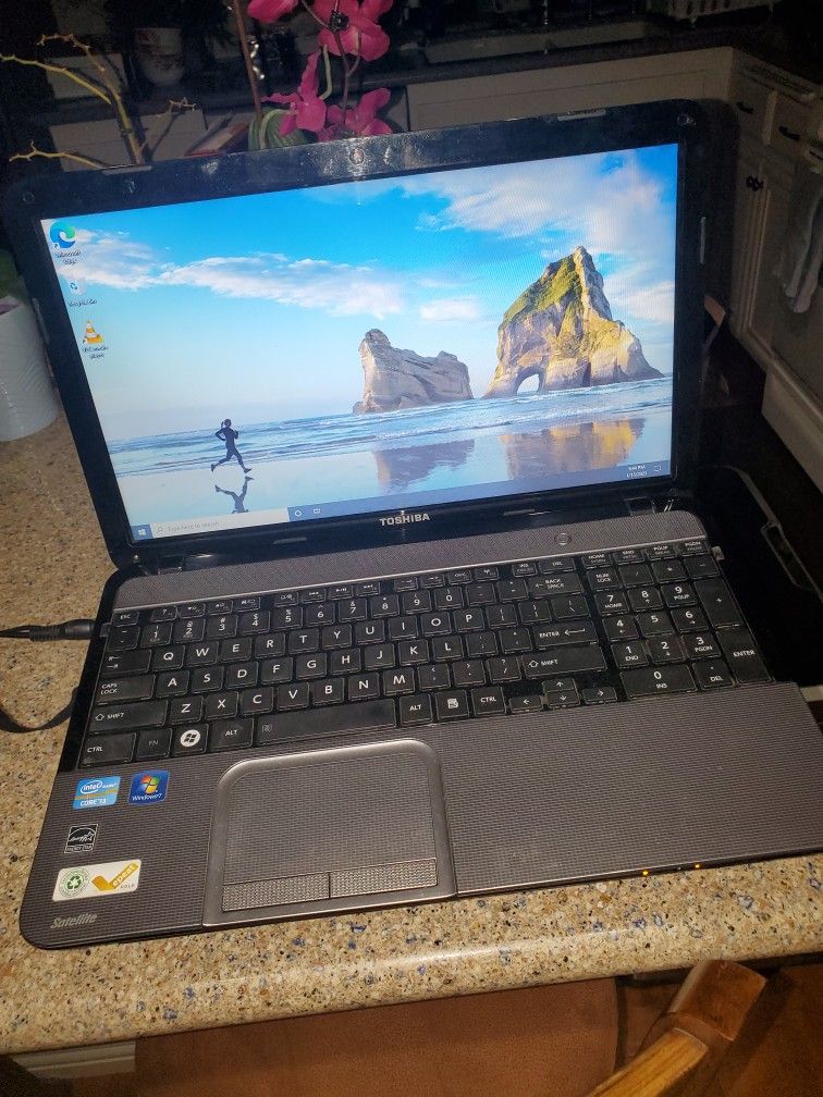Toshiba Satellite Laptop 15.6" Core i3