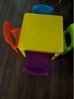 Child Table w/4 Chairs