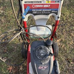Troy-Bilt 2500 PSI Pressure Washer with a Honda GCV 160 engin 