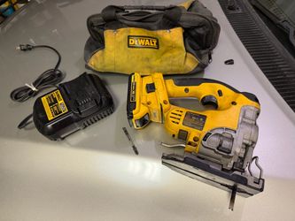 Dewalt jig saw DC330 20volt battery and charger tool bag all working $100 cash in Upland 91784
