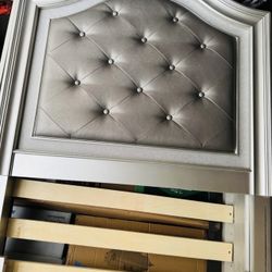 Twin Bed Frame / Twin Mattress