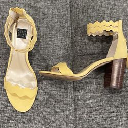 White House/Black Market high heels yellow  size 6M 