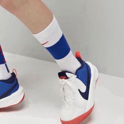 NIKE TEAM HUSTLE D10 GS 'WHITE GAME ROYAL' Size 6Y  