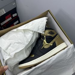 Air Jordan 1 High Black Metallic Gold