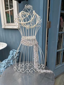 LOVELY METAL WIRE JEWELRY DISPLAY