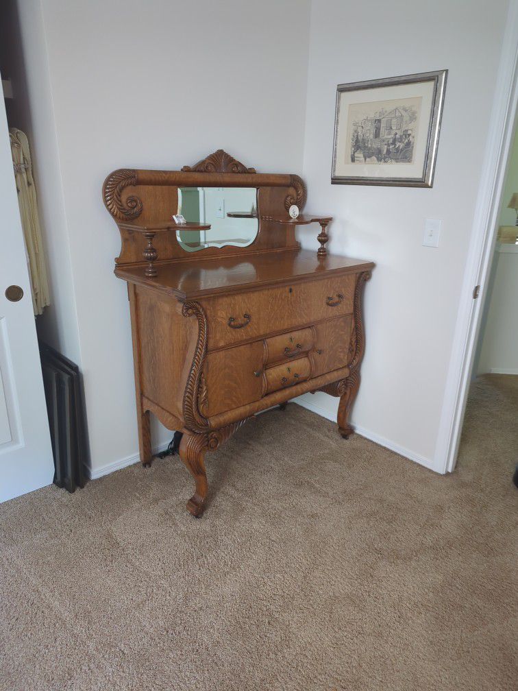 Dresser Tiger Oak Beautiful Condition $500