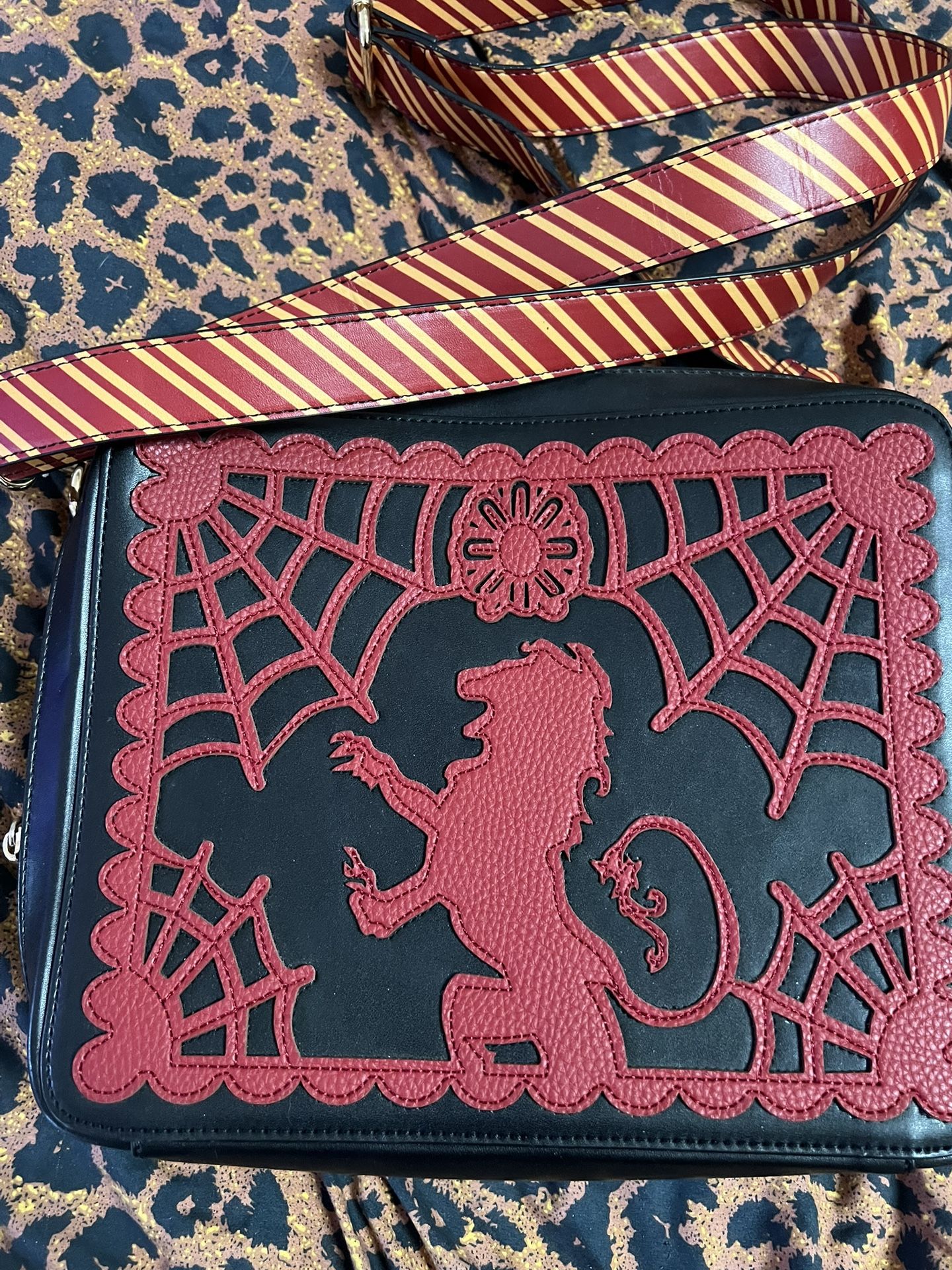 Backstitch Bruja Gryffindor Bag