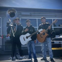 GRUPO CON TUBA O TOLOLOCHE 