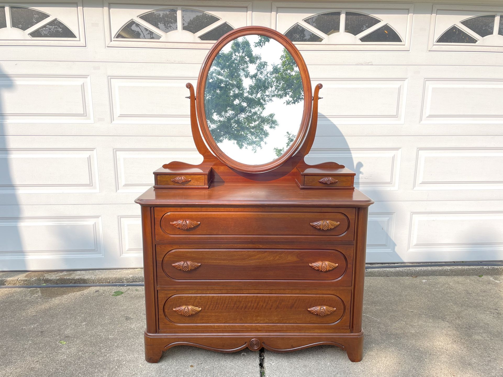 Davis Cabinet Co Lillian Russell Dresser w/ Mirror