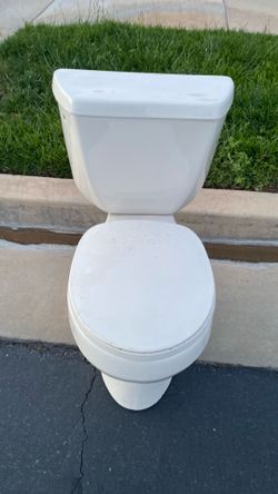 Free toilet 🚽 needs work or for parts