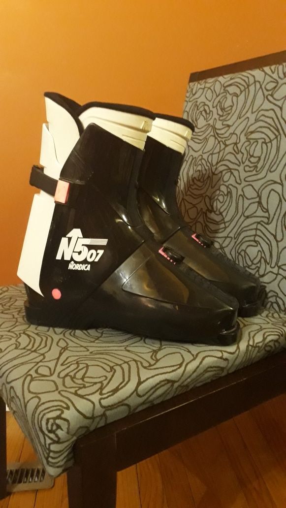 Nordica N507 Ski Boots Size 30-30.5 $30.00