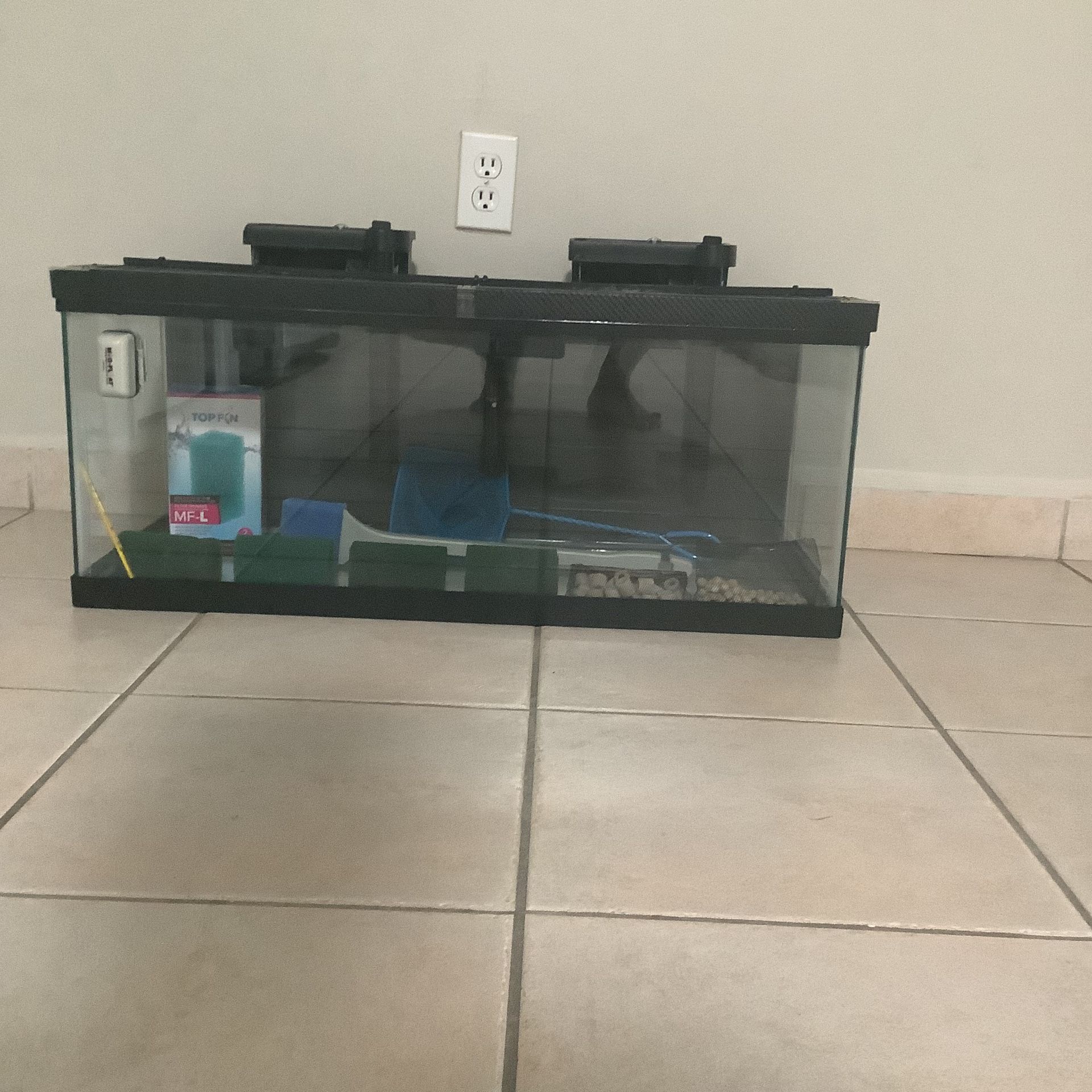 * 20 Gal. LONG FISH TANK / AQUARIUM WITH TWO 40 Gal. FILTERS , HEATER , CUSTOM MADE COVER , GLASS CLEANERS AND MORE . EXCELLENT CONDITION . NEAR MINT 