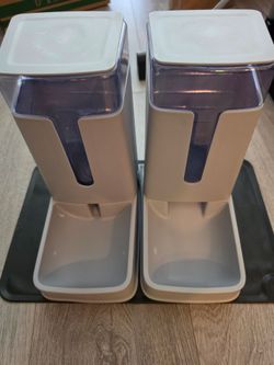 Food and Water Pet Food Dispensers with feeding mat